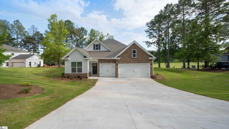 Property image 2 at 209 Oakmonte Circle, Greenwood, SC 29649