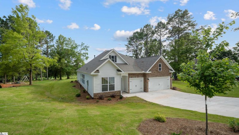 Property image 3 at 209 Oakmonte Circle, Greenwood, SC 29649