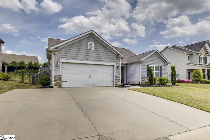 Property image 3 at 411 Bucklebury Road, Greer, SC 29651