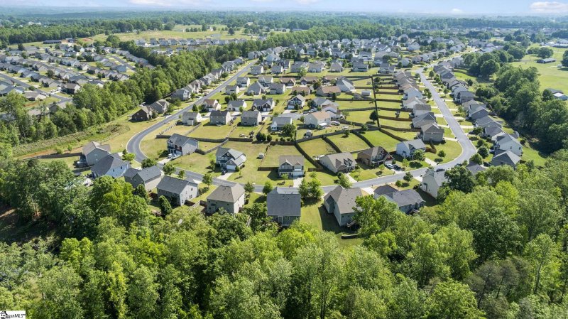 Property image 3 of 231 Castleton Circle in Cobbs Creek, Boiling Springs, SC 29316