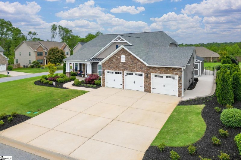 Property image 2 at 401 Ladysmith Drive, Simpsonville, SC 29681-8052