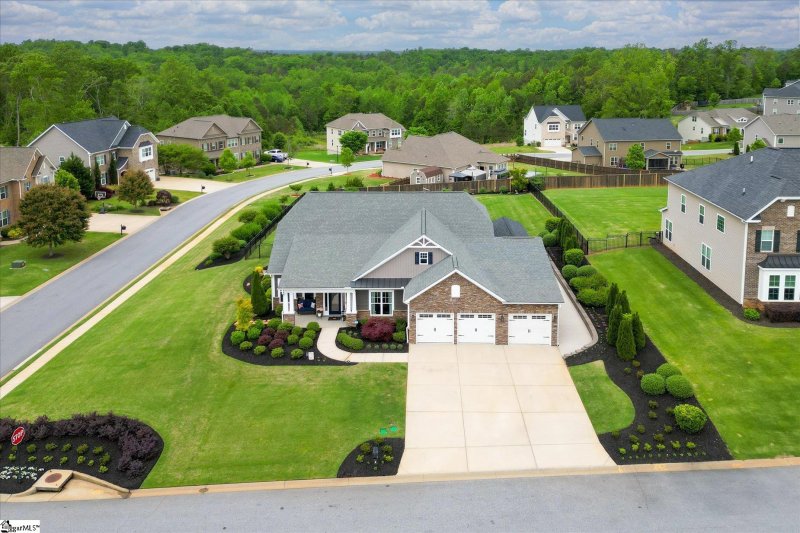 Property image 3 at 401 Ladysmith Drive, Simpsonville, SC 29681-8052