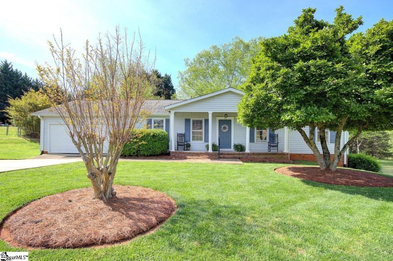 Property image 2 at 39 Rollingreen Road, Greer, SC 29651