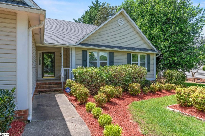 Property image 2 at 305 Tearose Lane, Simpsonville, SC 29681