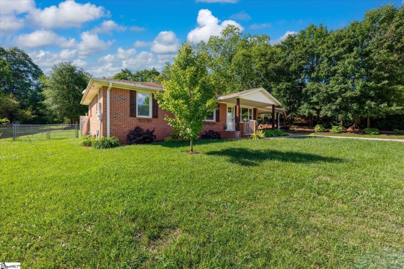 Property image 2 at 103 Derwood Circle, Greenville, SC 29617