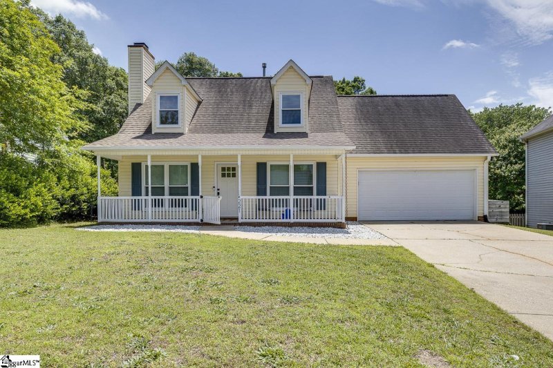 Property image 2 of 221 Twin Falls Drive in Standing Springs Estates, Simpsonville, SC 29680