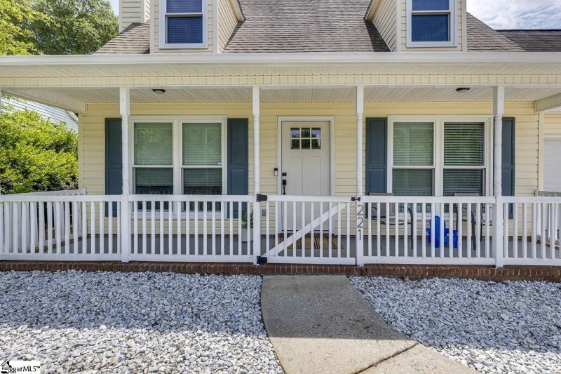 Property image 3 of 221 Twin Falls Drive in Standing Springs Estates, Simpsonville, SC 29680