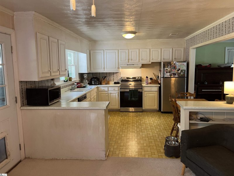 Property image 2 at 210 Barry Drive, Greer, SC 29650