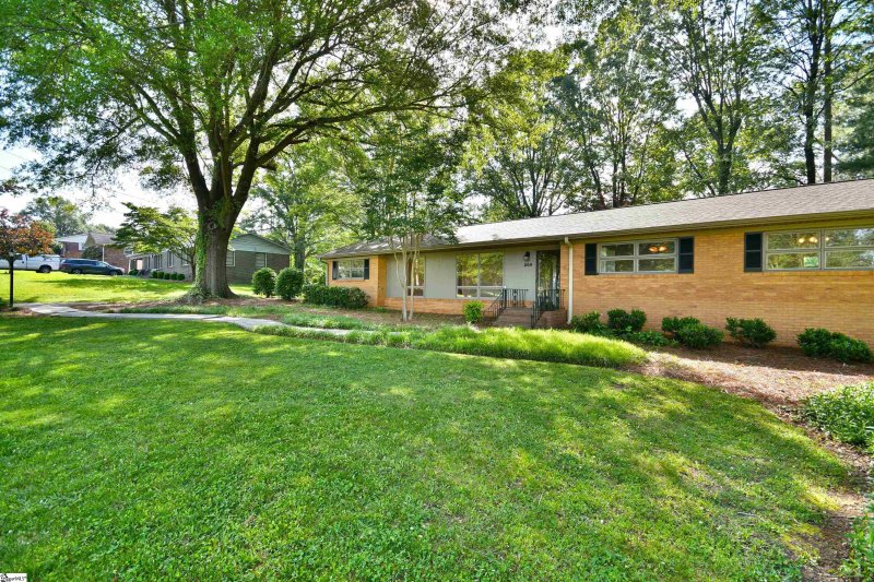 Property image 2 at 200 Lavonne Avenue, Easley, SC 29642