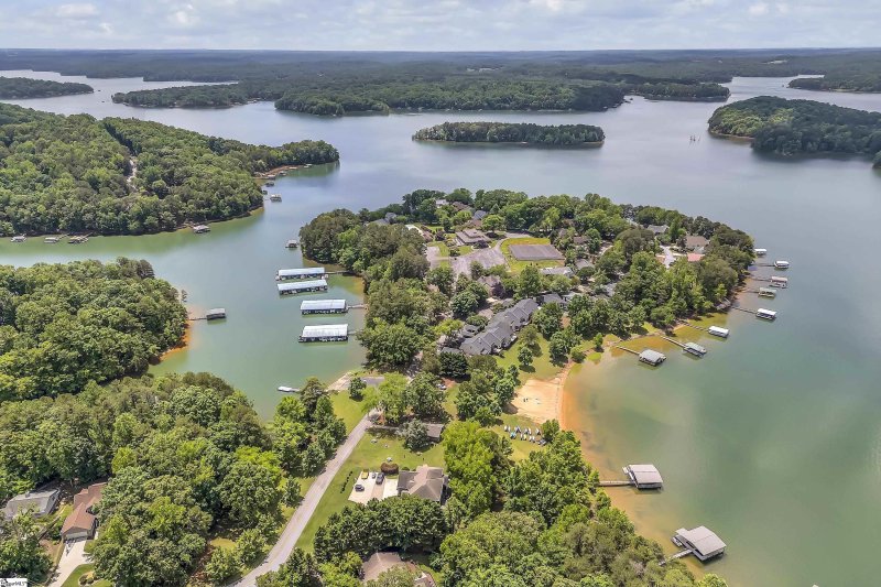 Property image 4 of 345 Oconee Avenue in Chickasaw Point, Westminster, SC 29693