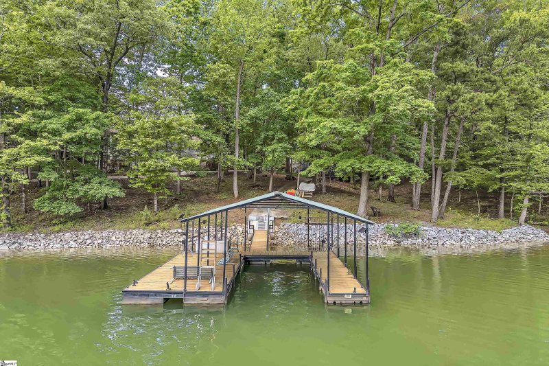 Property image 5 of 345 Oconee Avenue in Chickasaw Point, Westminster, SC 29693