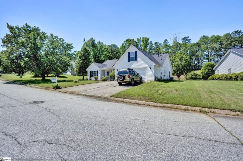 Property image 2 at 1105 Autumn Leaf Lane, Fountain Inn, SC 29644