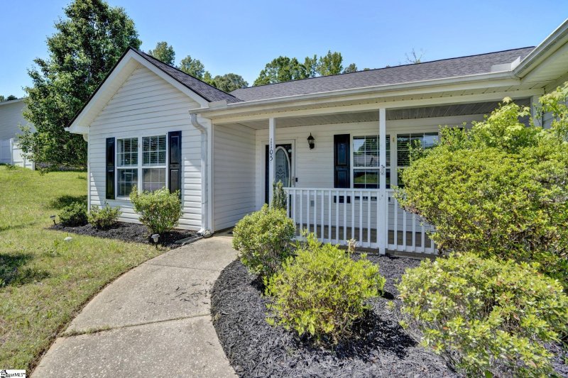 Property image 3 at 1105 Autumn Leaf Lane, Fountain Inn, SC 29644