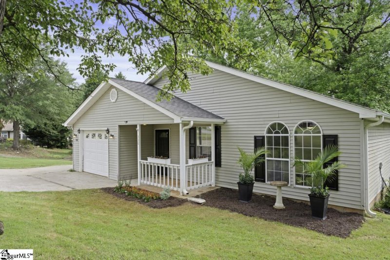 Property image 2 at 338 E Celestial Drive, Greer, SC 29651