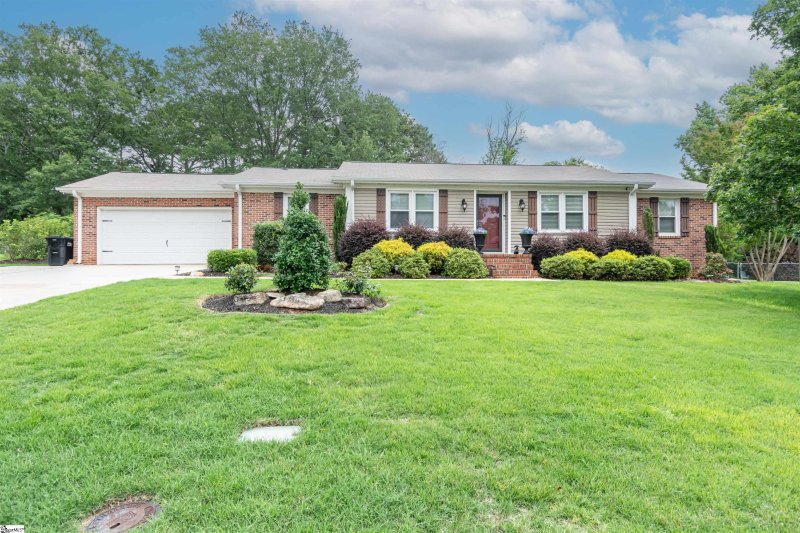 Property image 2 at 111 Menlo Drive, Simpsonville, SC 29680