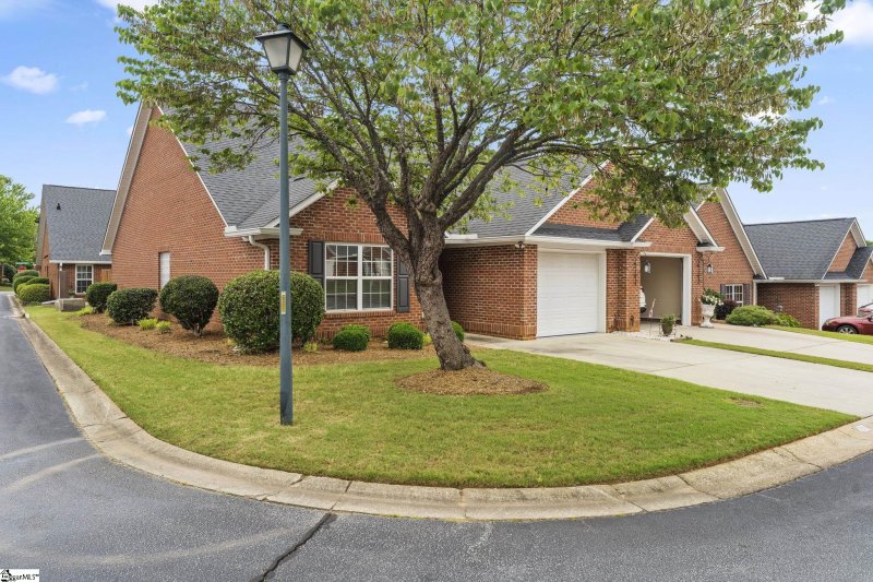 Property image 2 at 406 Hunting Creek Drive, Simpsonville, SC 29681