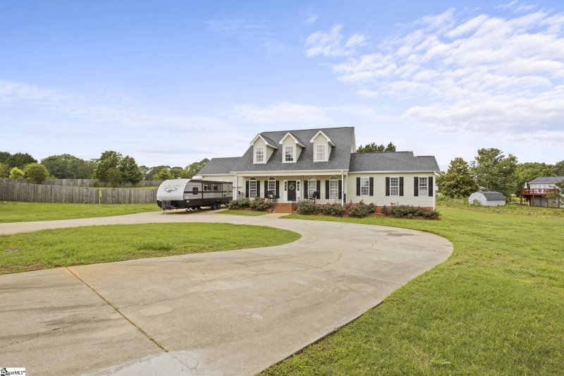 Garrison Pines, Piedmont Community