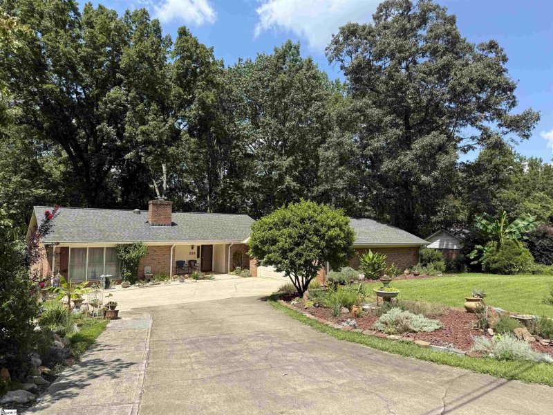 Property image 3 of 223 Covington Road in Northwood Hills, Greenville, SC 29617-2007