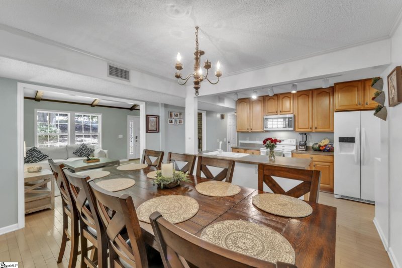 Property image 5 of 303 Manitowoc Drive in Chickasaw Point, Westminster, SC 29693