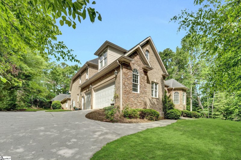 Property image 4 at 8 Knob Creek Court, Greer, SC 29651