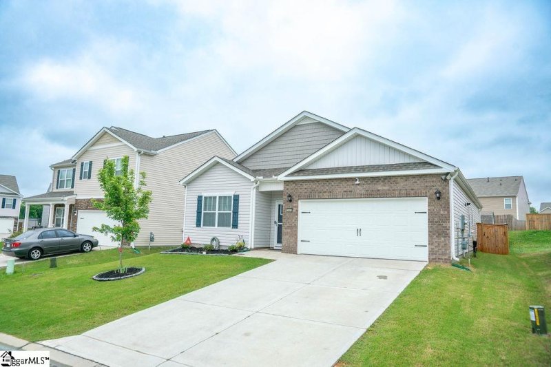 Property image 2 of 305 Bonifay Drive in Durbin Meadows, Fountain Inn, SC 29644