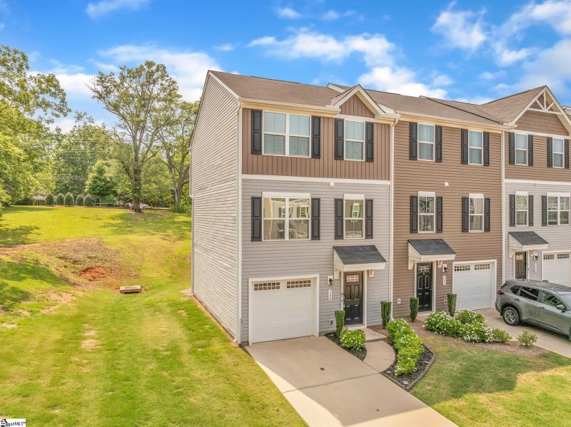 Property image 3 of 108 Sproles Lane in Edgewood Townes, Easley, SC 29642