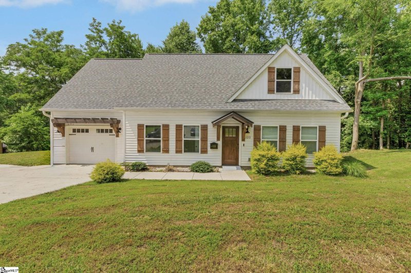 122 Hunters Woods Drive