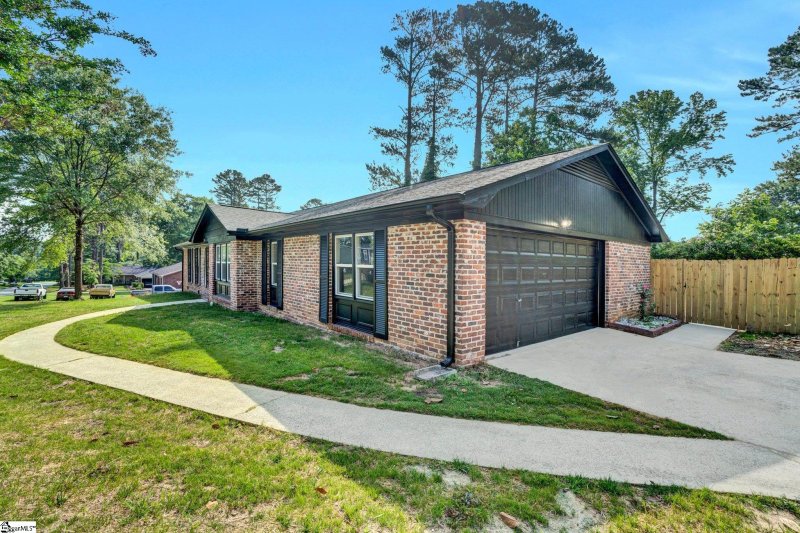 Property image 2 at 200 Ladbroke Road, Greenville, SC 29615