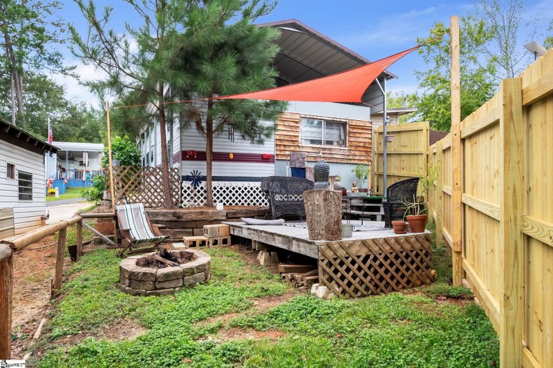 Property image 2 of 1204 Hanover Drive in Foxwood Hills, Westminster, SC 29693