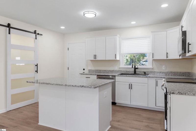 Property image 4 at 8 Harris Lane, Greenville, SC 29607