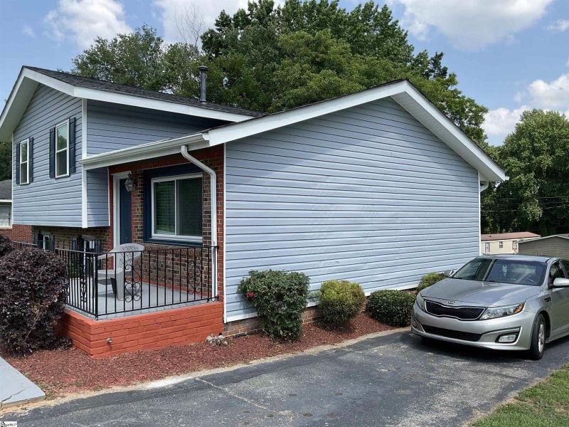 Property image 2 of 407 Old Farm Road in Linville, Moore, SC 29539