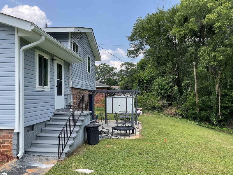 Property image 3 of 407 Old Farm Road in Linville, Moore, SC 29539