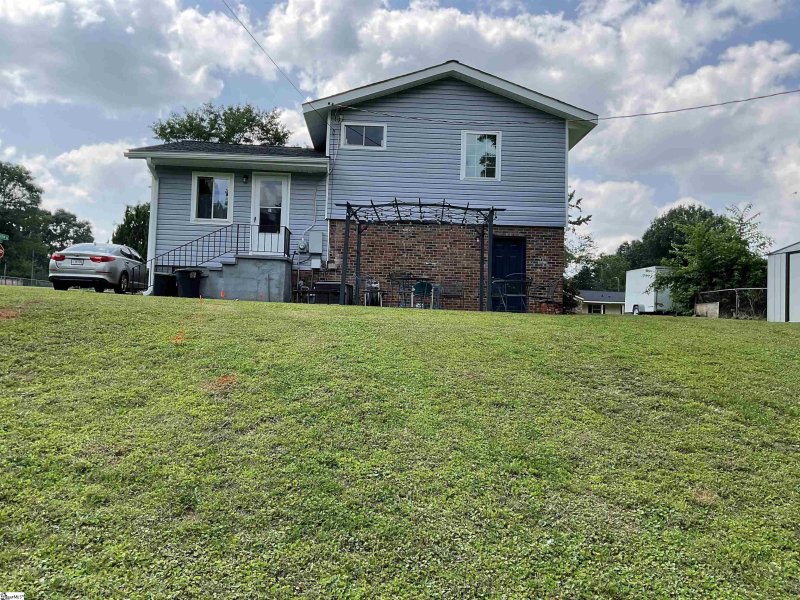 Property image 4 of 407 Old Farm Road in Linville, Moore, SC 29539