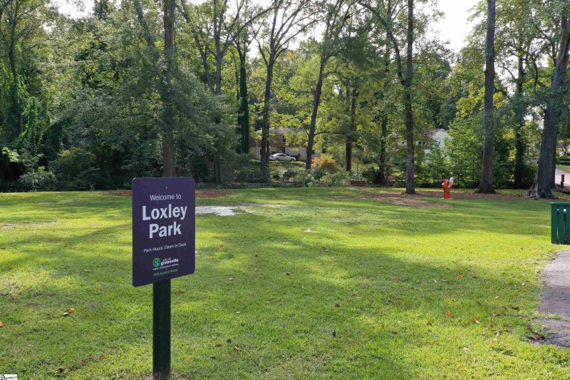 Property image 5 of 304 Robin Hood Road in Sherwood Forest, Greenville, SC 29607