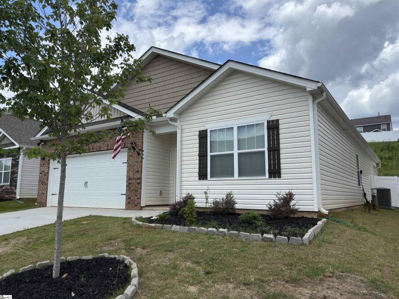 Property image 5 of 63 Oak Edge Lane in Brookside Farms, Greer, SC 29651