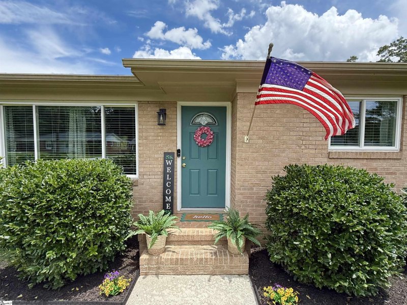 Property image 2 at 111 Avon Drive, Taylors, SC 29687