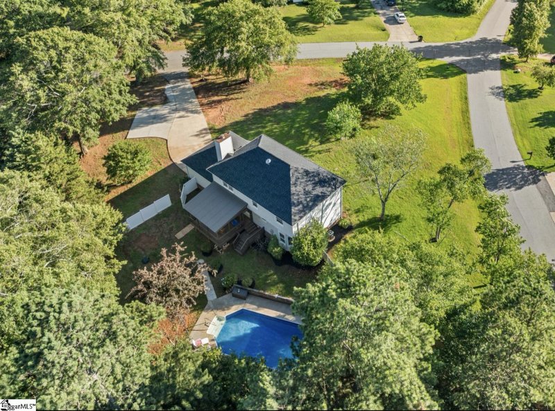 Property image 2 of 612 Walnut Way in Bridgewater, Anderson, SC 29626