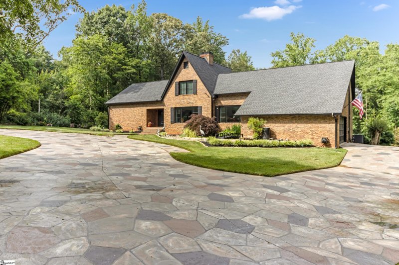 Property image 5 of 106 Riverbank Court in Twin Lakes, Moore, SC 29369