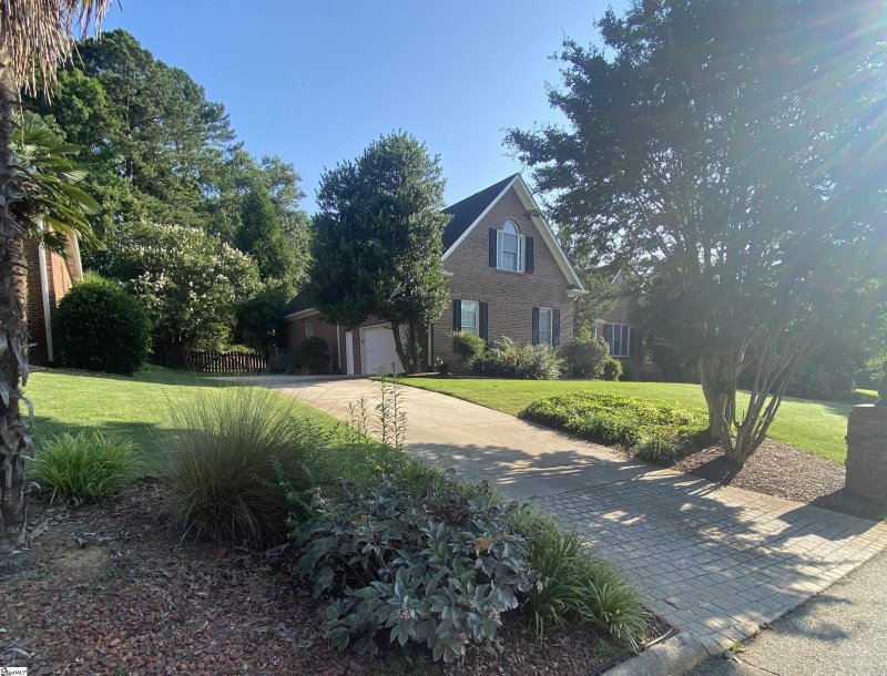 Property image 3 of 523 Meadowsweet Lane in Roper Mountain Estates, Greenville, SC 29615