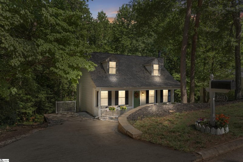 Property image 2 at 1601 Winding Way, Taylors, SC 29687