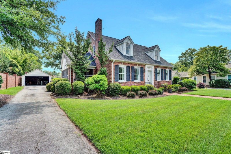 Property image 3 at 305 Hickory Street, Clinton, SC 29325