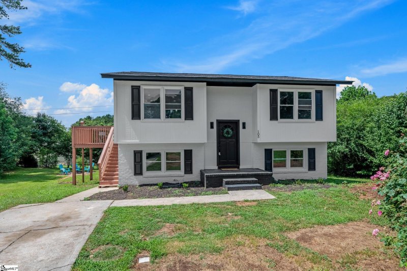 Property image 2 of 105 Foxhall Court in Whispering Pines, Easley, SC 29640