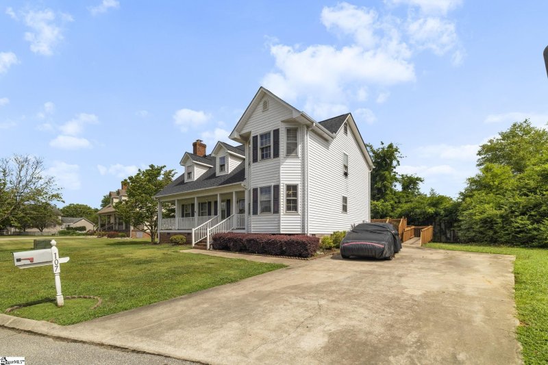 Property image 2 of 107 Barrington Court in Hollingsworth Trace, Easley, SC 29642
