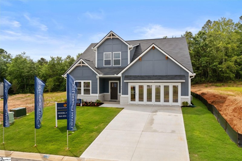 Sherwood Gardens, Landrum Community