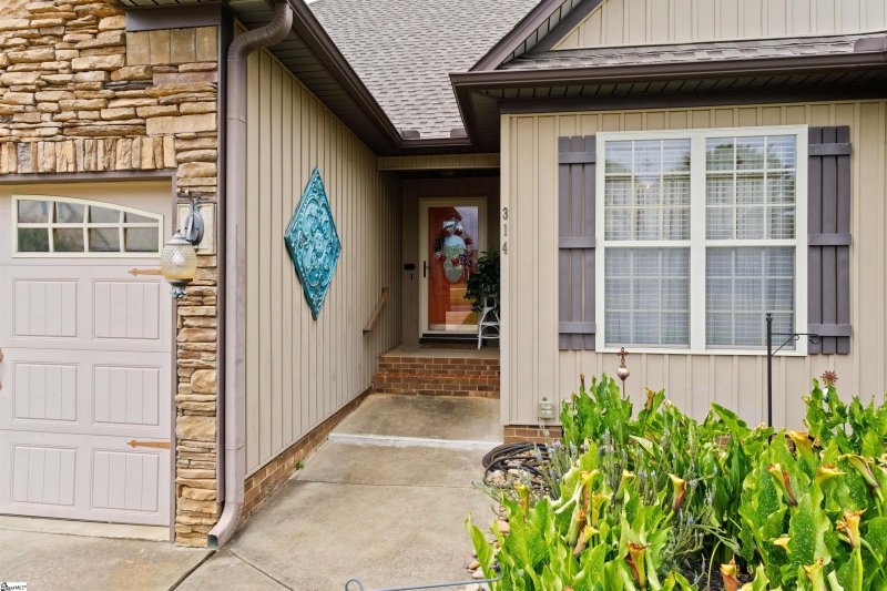 Property image 2 at 314 War Emblem Drive, Boiling Springs, SC 29316