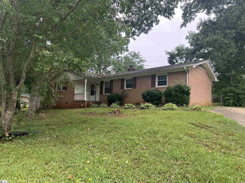 Property image 2 of 108 Anglewood Drive in Westwood, Simpsonville, SC 29680