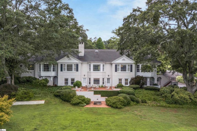 Property image 2 at 110 E Round Hill Road, Greenville, SC 29617