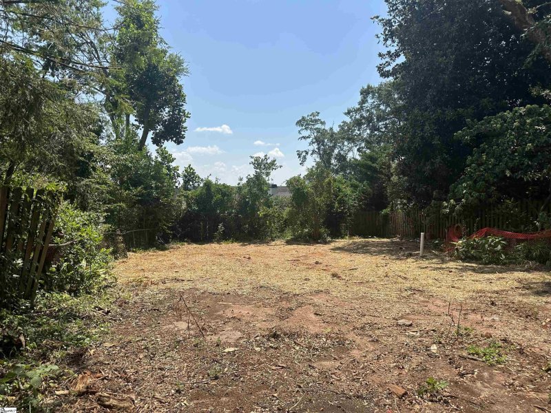 Property image 2 of 15 W Hillcrest Drive in North Main, Greenville, SC 29609