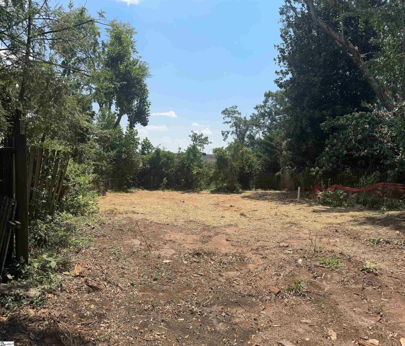 Property image 3 of 15 W Hillcrest Drive in North Main, Greenville, SC 29609