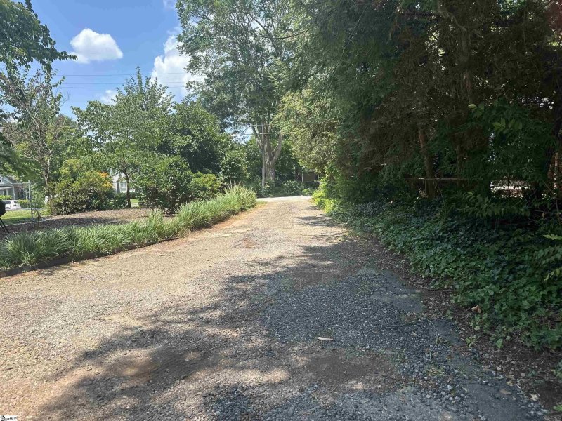 Property image 4 of 15 W Hillcrest Drive in North Main, Greenville, SC 29609